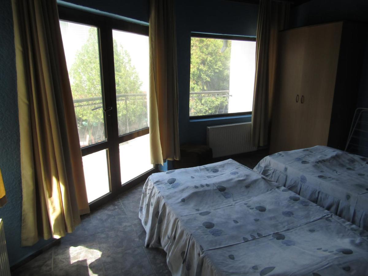 Hostel Papagal Varna Exteriör bild