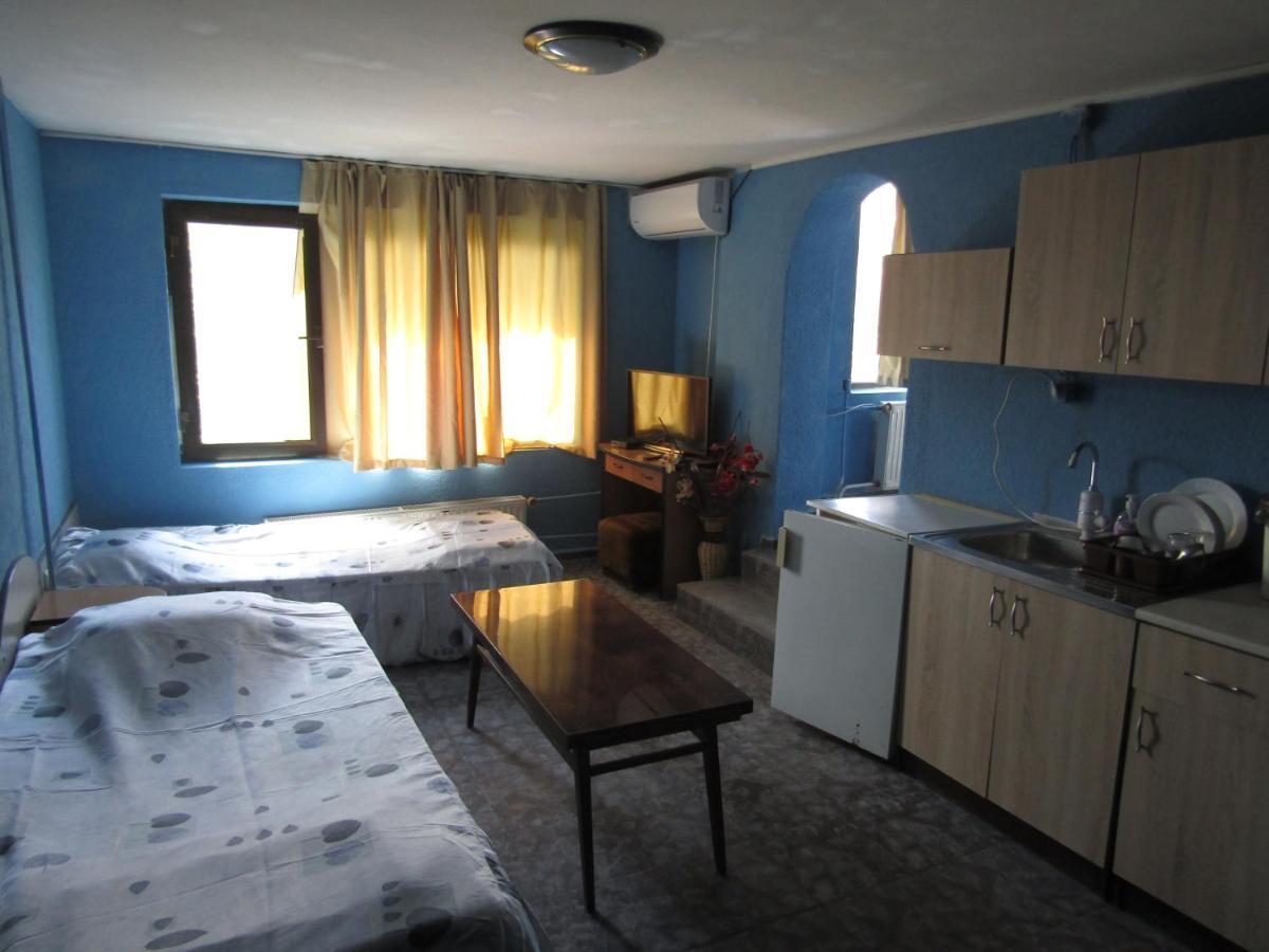 Hostel Papagal Varna Exteriör bild